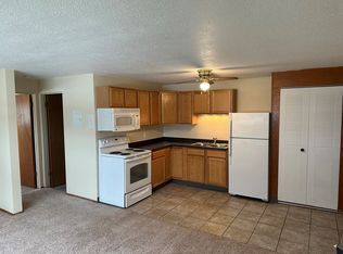 910 Maple St APT 6, Lisbon, ND 58054