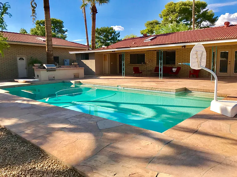 185 E Cercado Ln — Photo 35