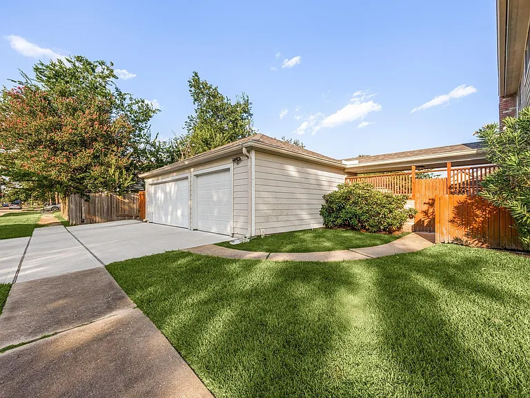 15526 Cabildo Dr — Photo 3