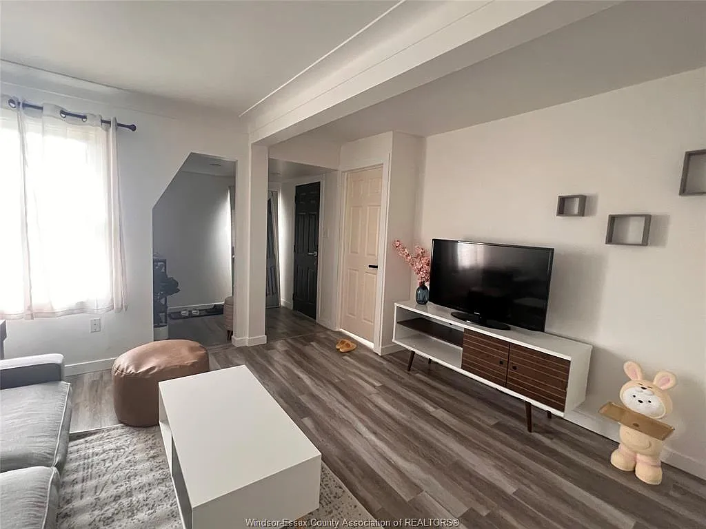 4 bed, $2,295 — Photo 2