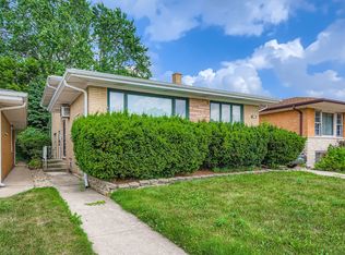 9045 S Sacramento Ave, Evergreen Park, IL 60805