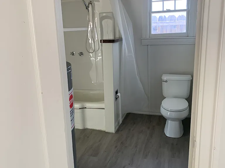 1027 Locust St — Photo 7