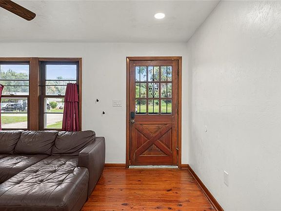 4th image of 809 BURLAND STREET