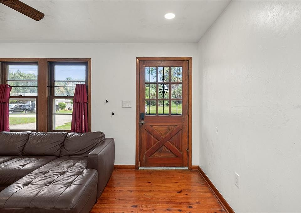 4th image of 809 BURLAND STREET