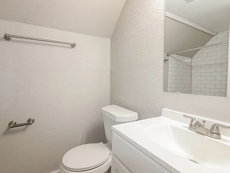 686353_029_bathroom_13274090.jpg