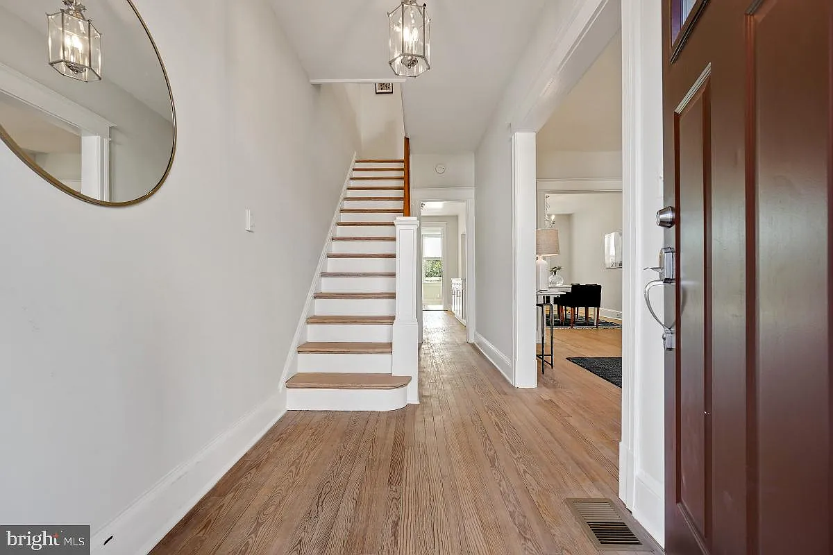 323 L St NE photo 1
