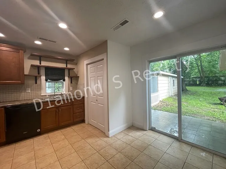 930 W Harrison St — Photo 5