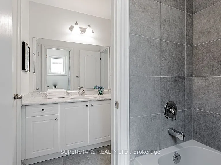 11 Empire Dr — Photo 29