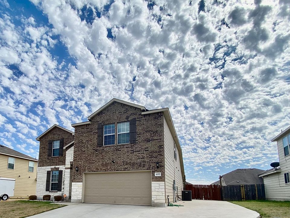 Convenient side driveway with RV/boat parking