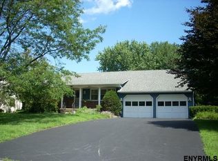 18 Wakefield Ct, Delmar, NY 12054