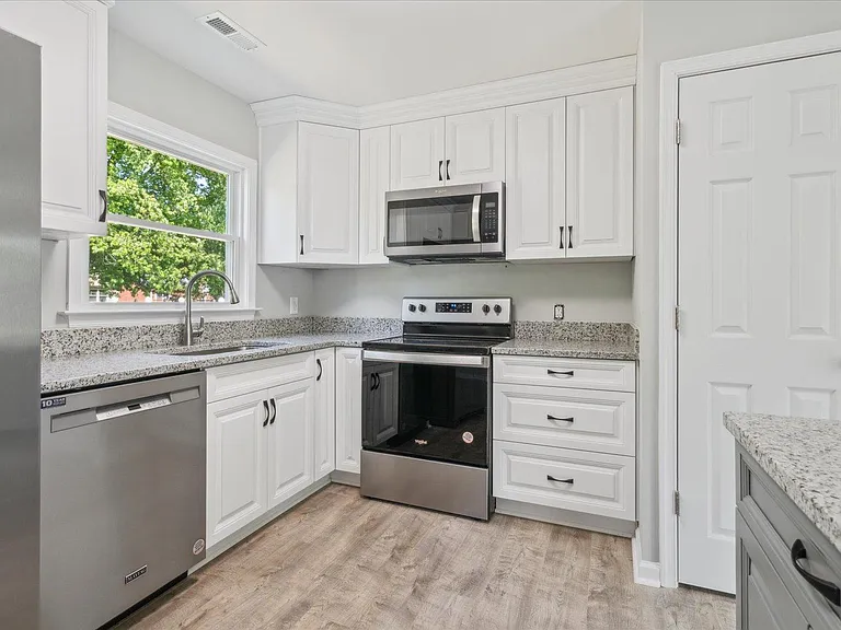213 Lynnhaven Dr — Photo 4