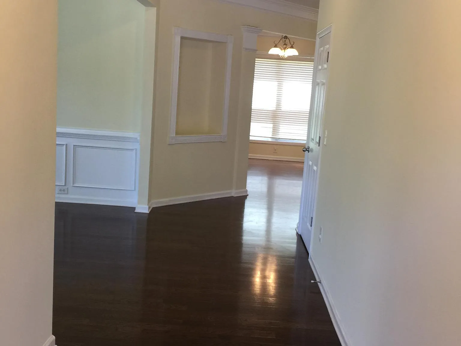 5 bed, 2.5 bath, 2700 sqft, $2,500 — Photo 2