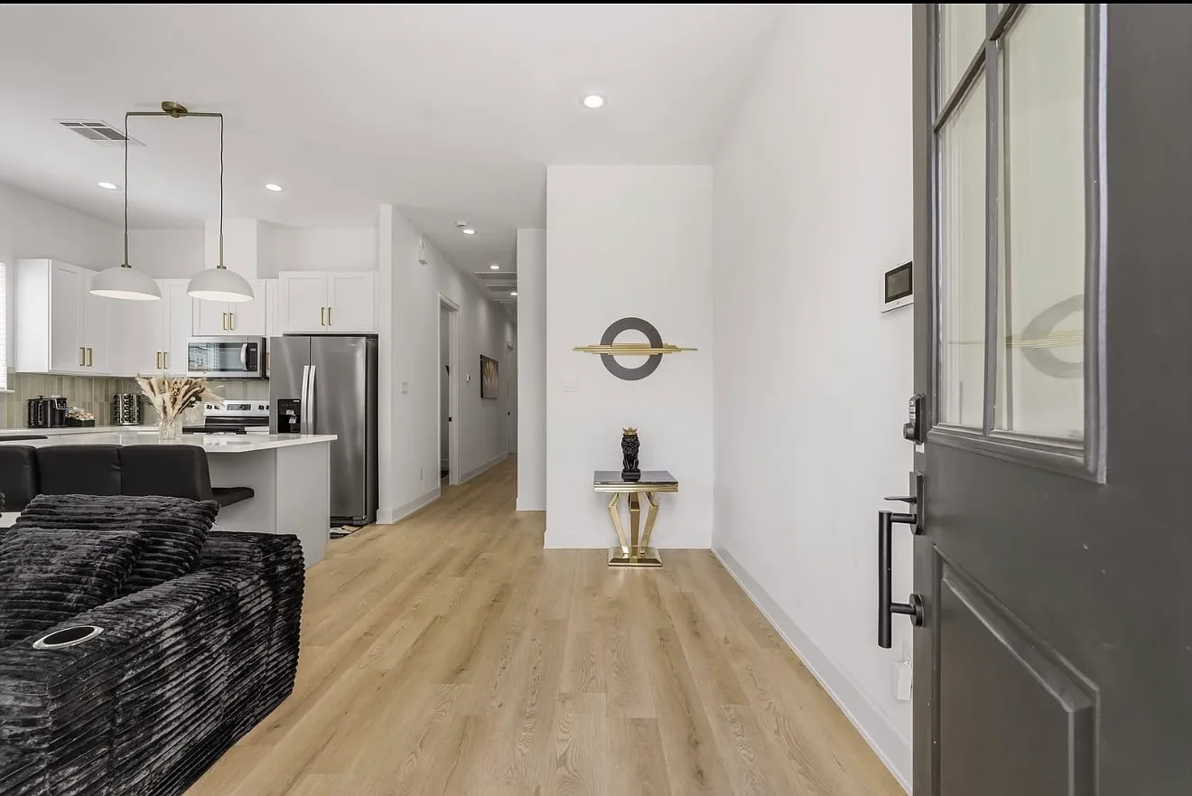 6528 Weston Street (Flat 3 Bedroom 3 Bathroom) — Photo 2