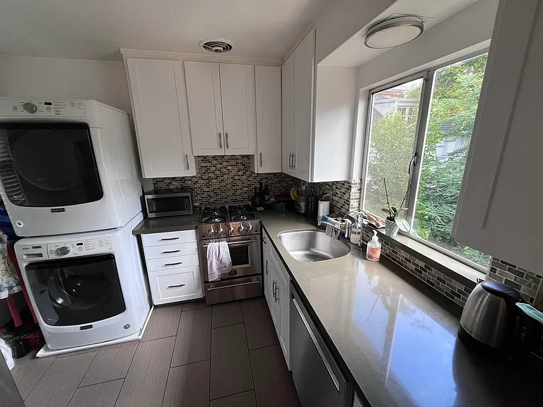 388 Staten Ave — Photo 2