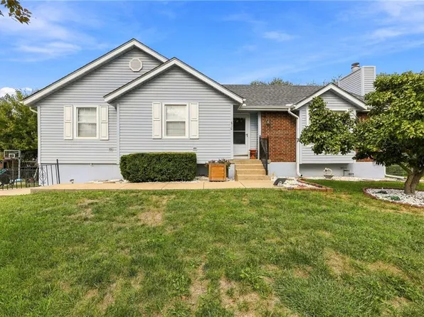 816 SE 16th St, Oak Grove, MO 64075