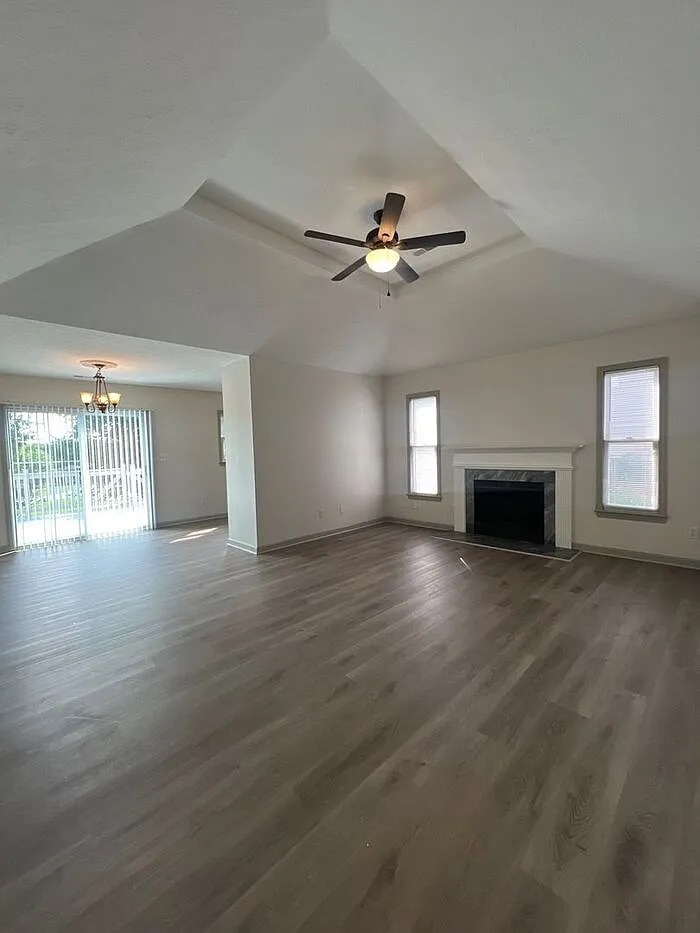 2 bed, 2.0 bath, 981 sqft, $1,945 — Photo 2