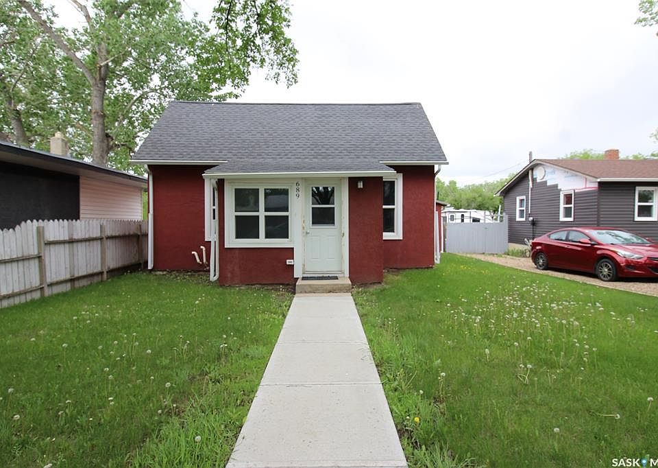 1st image of 689 2ND STREET W
