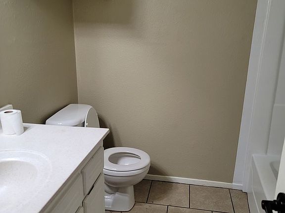 4th image of 6817 Wolflin Ave #106