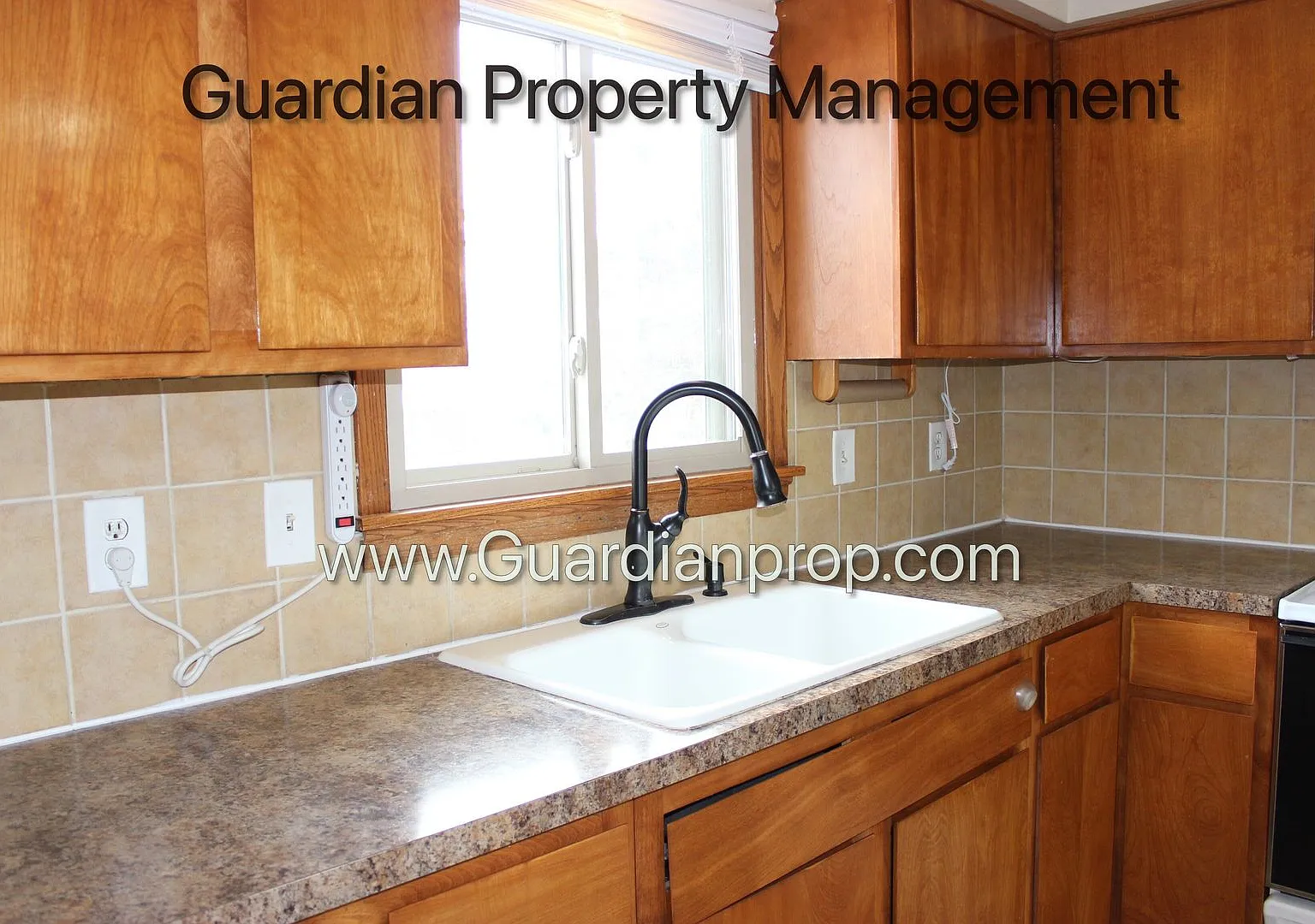 Main Level Apartment Pet Free Apartment, 1 Garage Space & 1 Surface Space, Pet Free Building — Photo 2