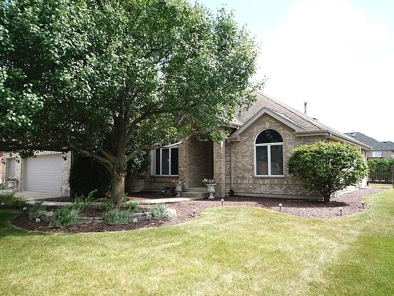 8566 Huckins Dr — Photo 3