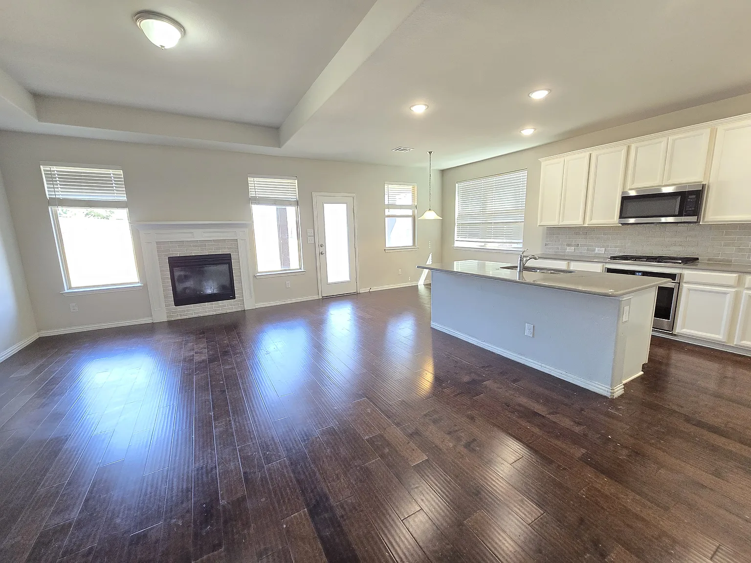 4 bed, 3.5 bath, 2721 sqft, $3,050 — Photo 3