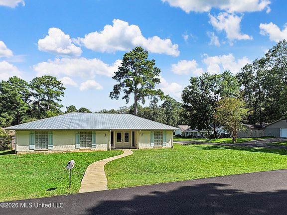 3rd image of 200 Poplar Dr
