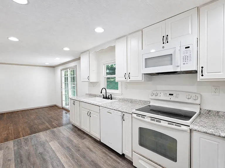 1042 Floral Ct — Photo 8