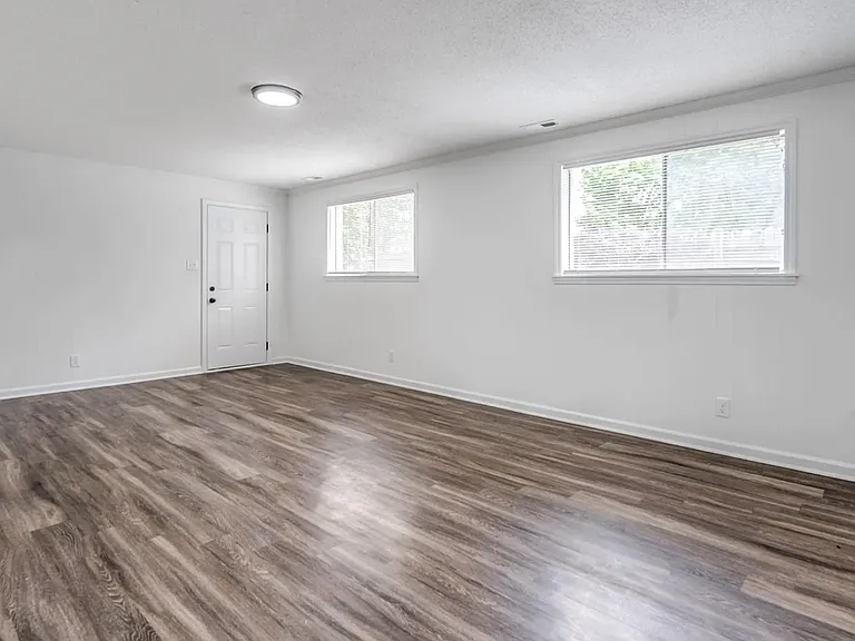 1079 Larry Ln — Photo 15