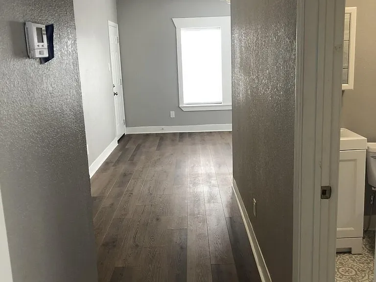 220 Milby St — Photo 4
