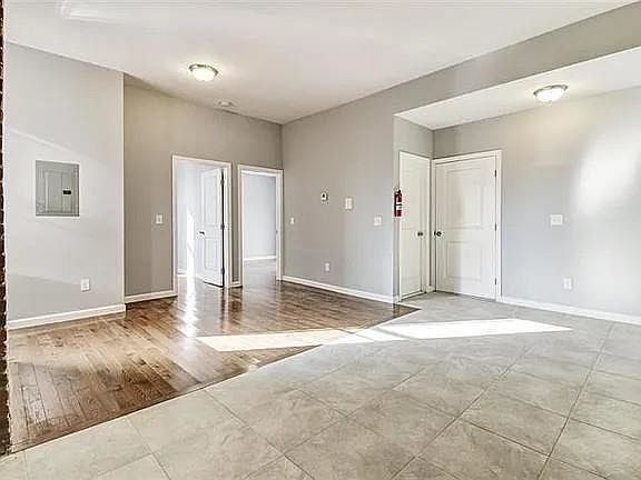 3rd image of 585 Bramhall Ave