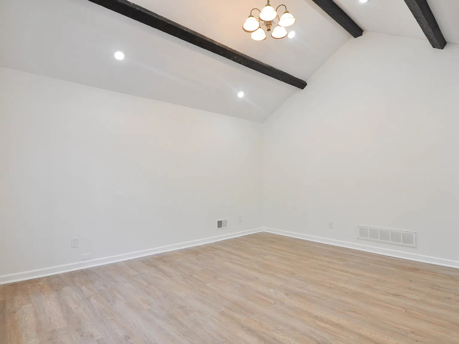 3 bed, 1.5 bath, 1400 sqft, $1,500 — Photo 2