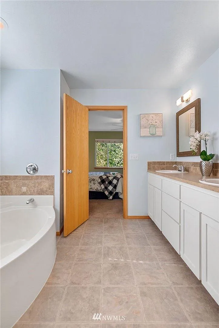 4 bed, 2.5 bath, 2467 sqft, $2,900 — Photo 4