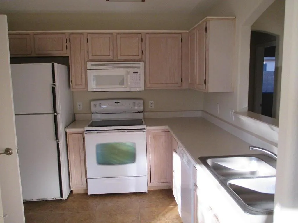 3 bed, 1276 sqft, $2,200 — Photo 2