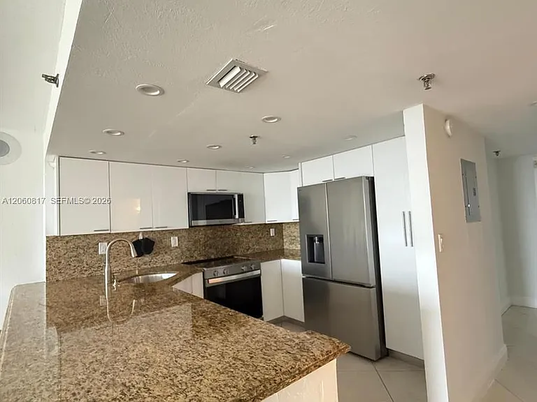 2625 Collins Ave #810 — Photo 18