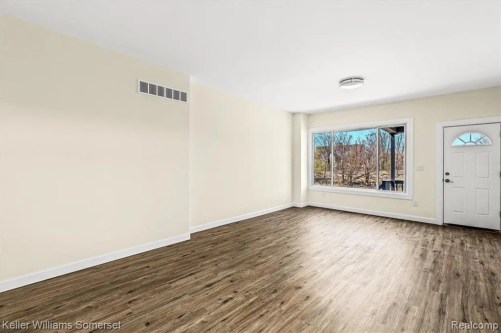 3 bed, 1.0 bath, 2900 sqft, $1,650 — Photo 3
