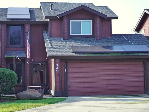 924 E Oakridge Avenue, Visalia, CA 93292