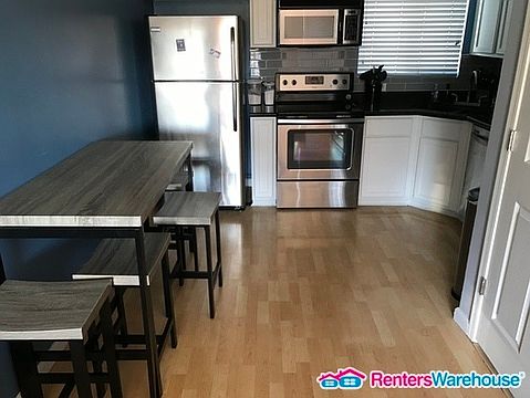 4th image of 310 W Earl Dr #204