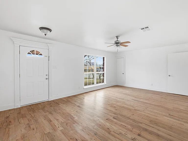 202 E Linda Dr — Photo 3