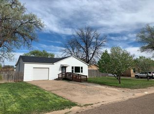 607 2nd St, Farwell, TX 79325