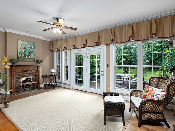 5th image of 225 Helmsley Ln