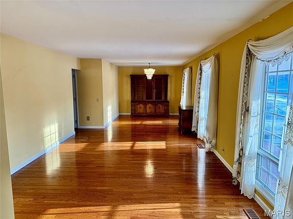 4th image of 890 Meadowgrass Dr
