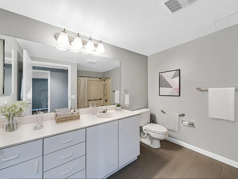 4501 N Hedgerow Dr #4 — Photo 2