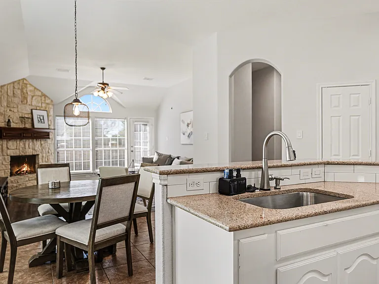 11709 Wild Pear Ln — Photo 8