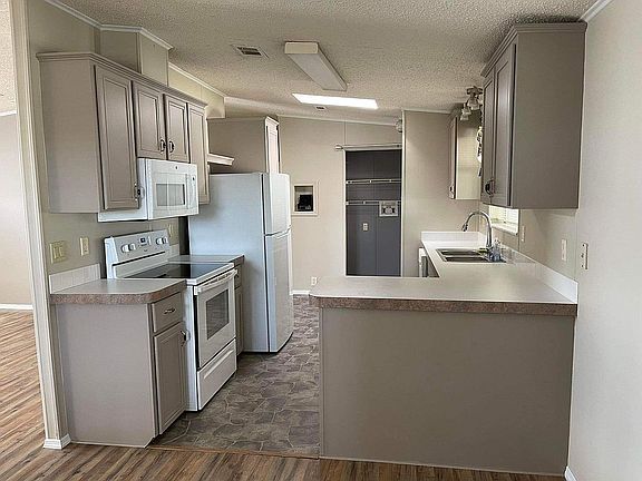 4th image of 418 Martinique Dr