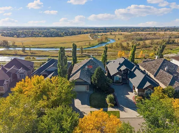 126 E Mount Douglas Close SE, Calgary, AB T2Z 3S2