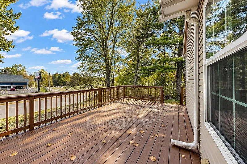 3 bed, 1.0 bath, 1002 sqft, $1,525 — Photo 4