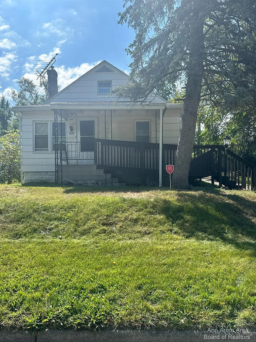 1262 Davis St photo 1