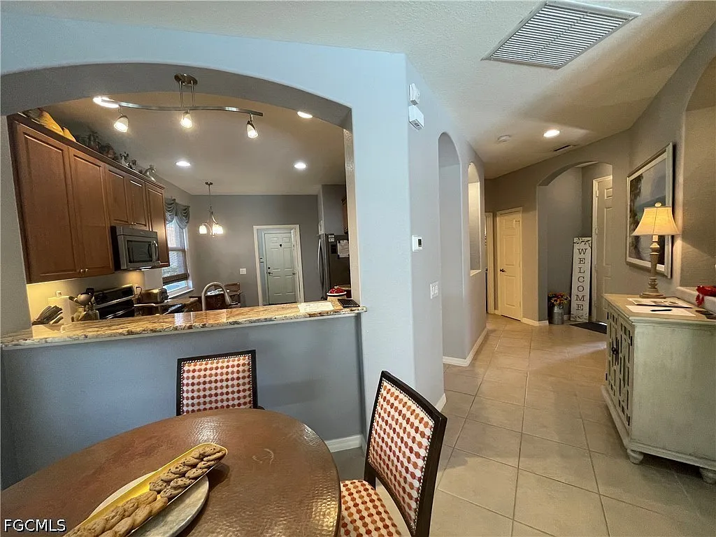 2 bed, 2.0 bath, 1278 sqft, $5,000 — Photo 3
