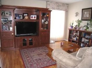 296 Linden Ln, Wheeling, IL 60090