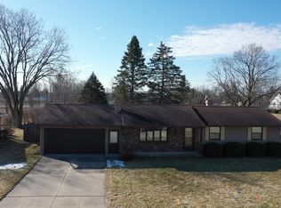 3270 Meadow Cir, Green Bay, WI 54311